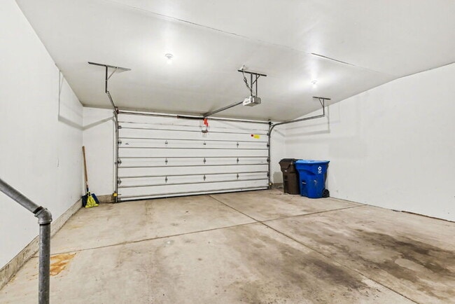 Building Photo - 4319 Valley Hollow Dr NE