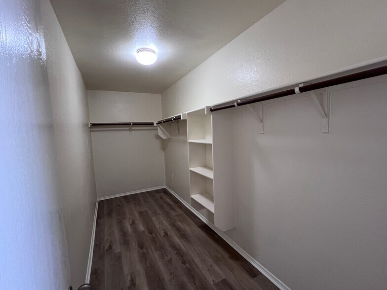 Building Photo - 8911 Valley River Dr