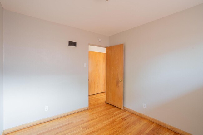Building Photo - 5205 Jamieson Ave
