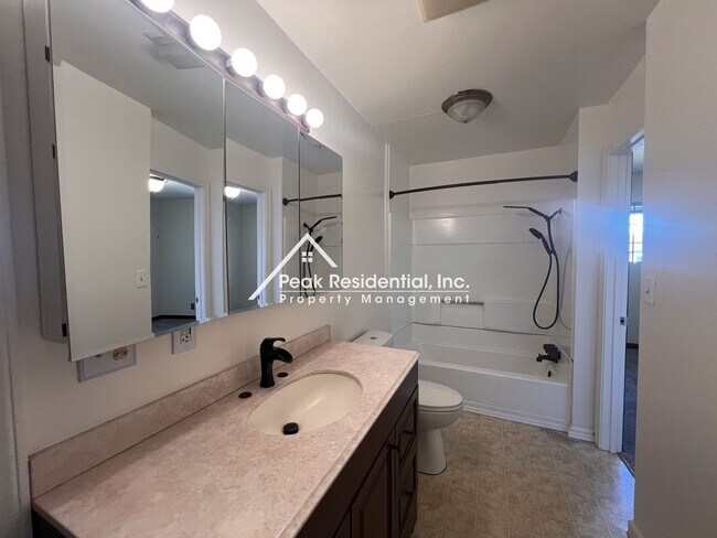 Building Photo - 5546 Cranbrook Way