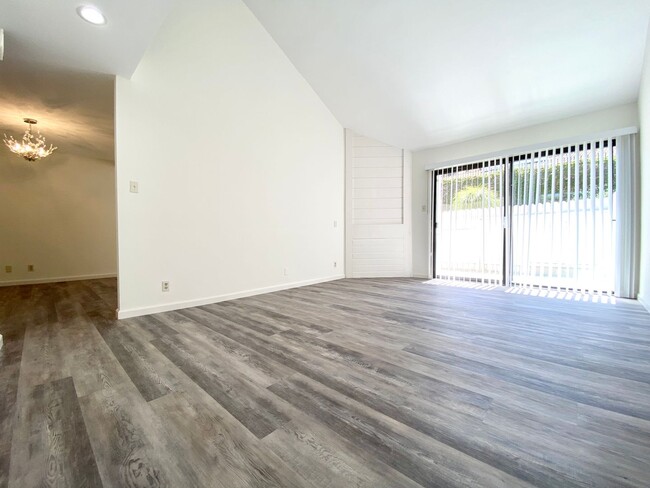 Building Photo - *Spacious updated townhouse in Monterey pa...