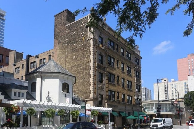 Building Photo - 1023 N Dearborn