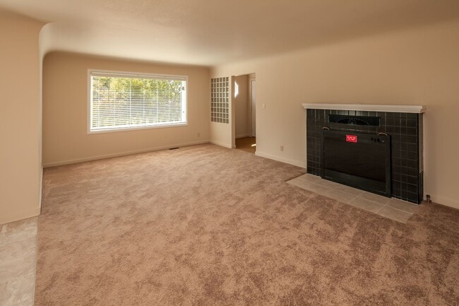 Building Photo - Spacious 7 Bedroom House! Sehome Neighborhood