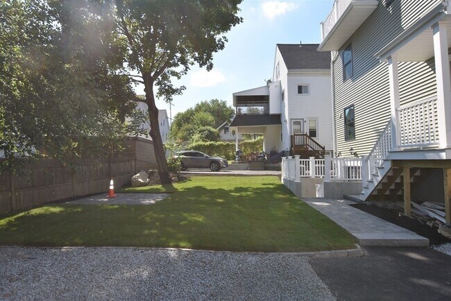 Building Photo - 147 Spruce St