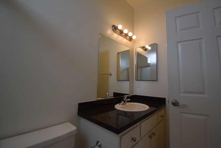 Building Photo - 425 N Alvarado St