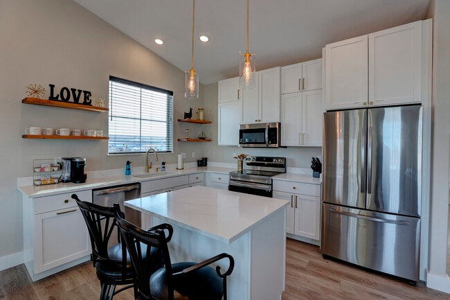Building Photo - 855 Lincoln Dr
