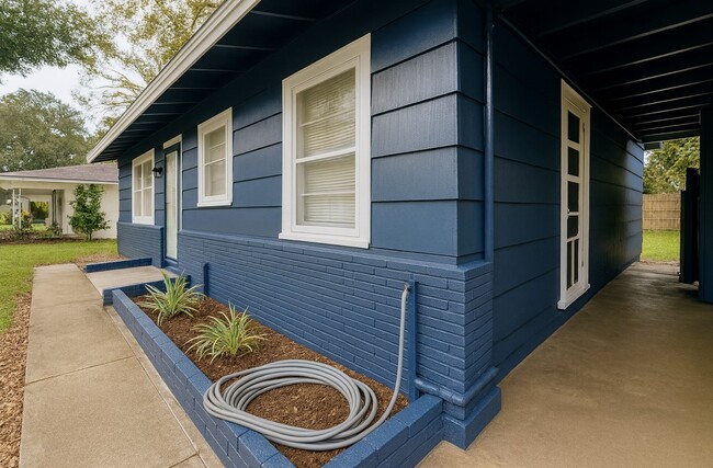 Primary Photo - 502 Breezy Ln