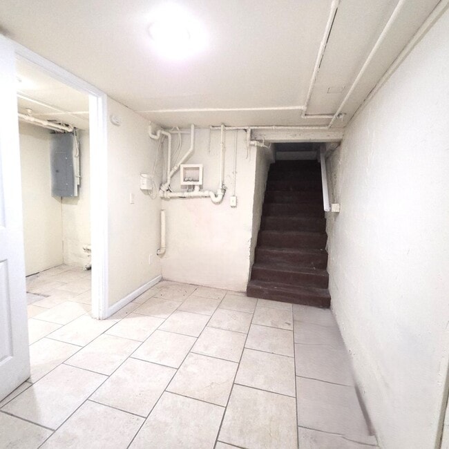 Building Photo - 3 bedroom with modern Kitchen