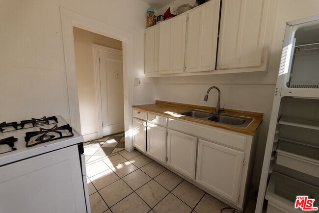 Building Photo - 1420 Alvarado Terrace