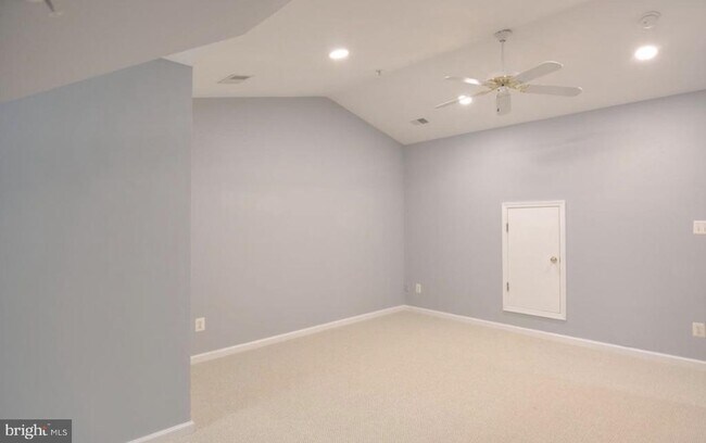 Building Photo - 422 Sheila St