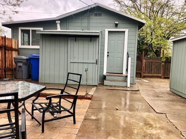 Building Photo - Charming 2 bedroom, 1 bath home near Sutte...