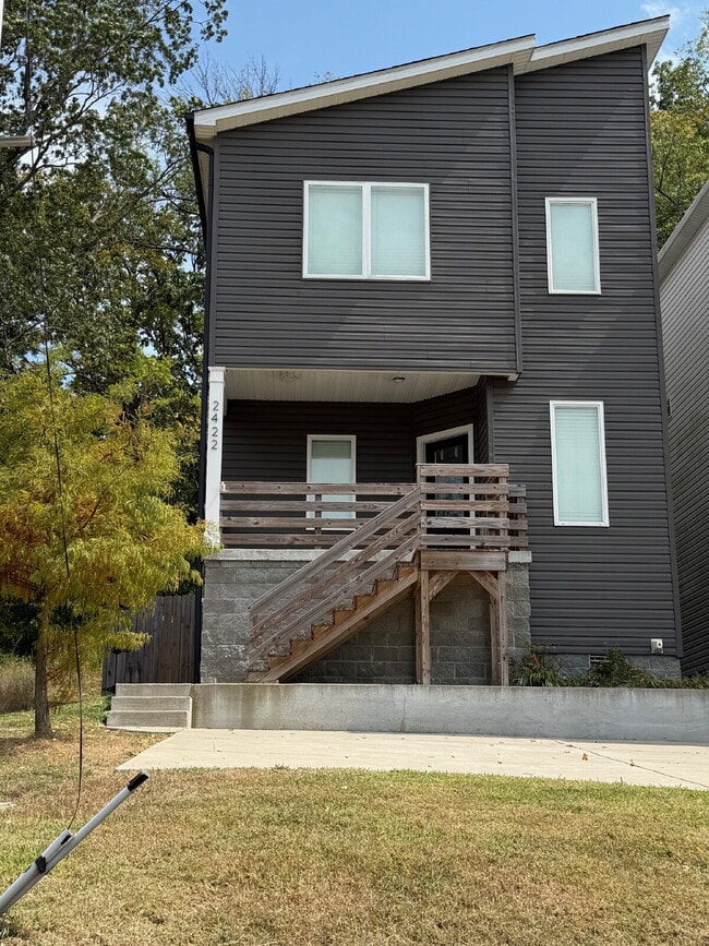 Building Photo - Amazing 3 bed 2.5 w/fenced yard. 10 min fr...
