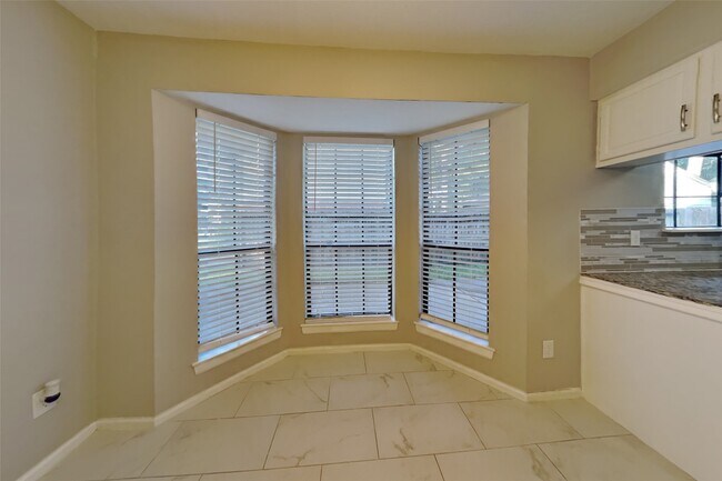 Building Photo - 2615 Silver Falls Dr