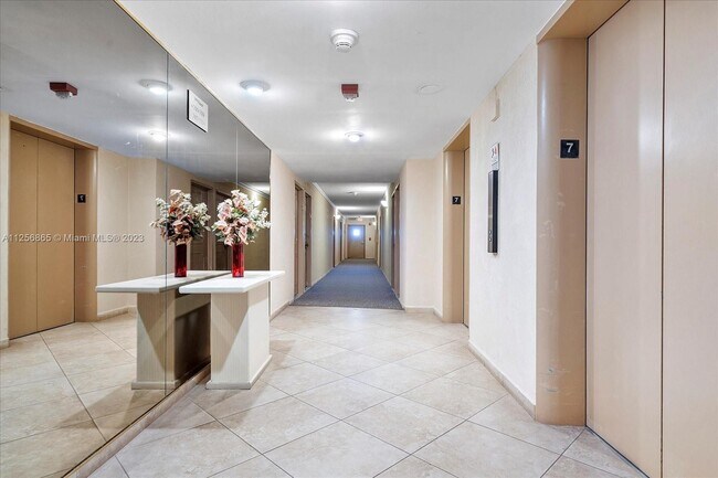 Building Photo - 9225 Collins Ave