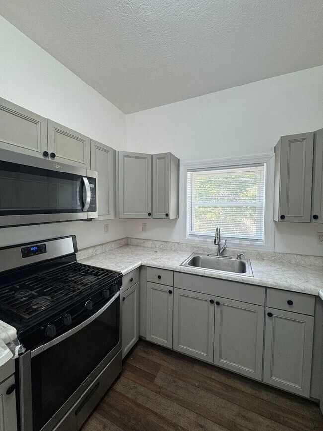 Building Photo - 923-925 N 9th- HBS