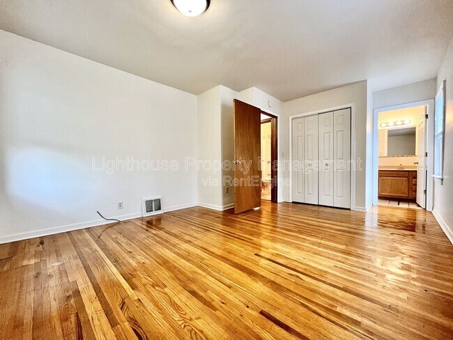 Building Photo - 1656 Fremont Ave NW