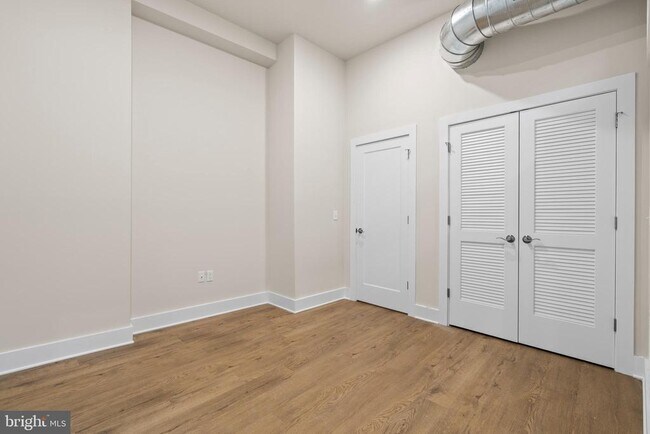 Building Photo - 30 W Broad St