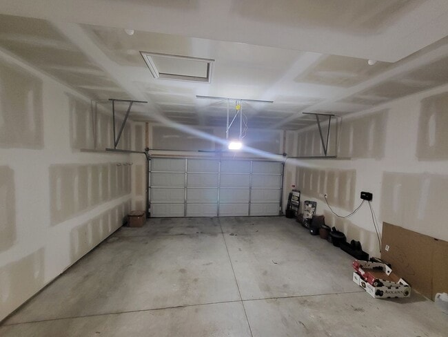 Building Photo - Spacious 4-Bedroom, 2.5-Bath Home Near Dow...