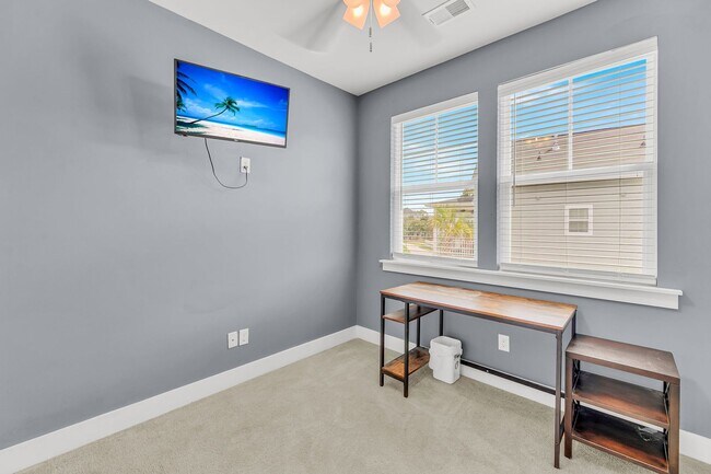 Building Photo - Charming Partially Furnished 3BR/2.5BA Home in the Heart of Park Circle — Available for Quick Mov...
