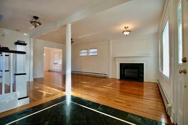 Building Photo - 1522 Dwight Pl
