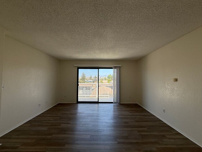 Building Photo - Quail Meadows Upstairs Condo with Easy Access to 101 Frwy/VSFB