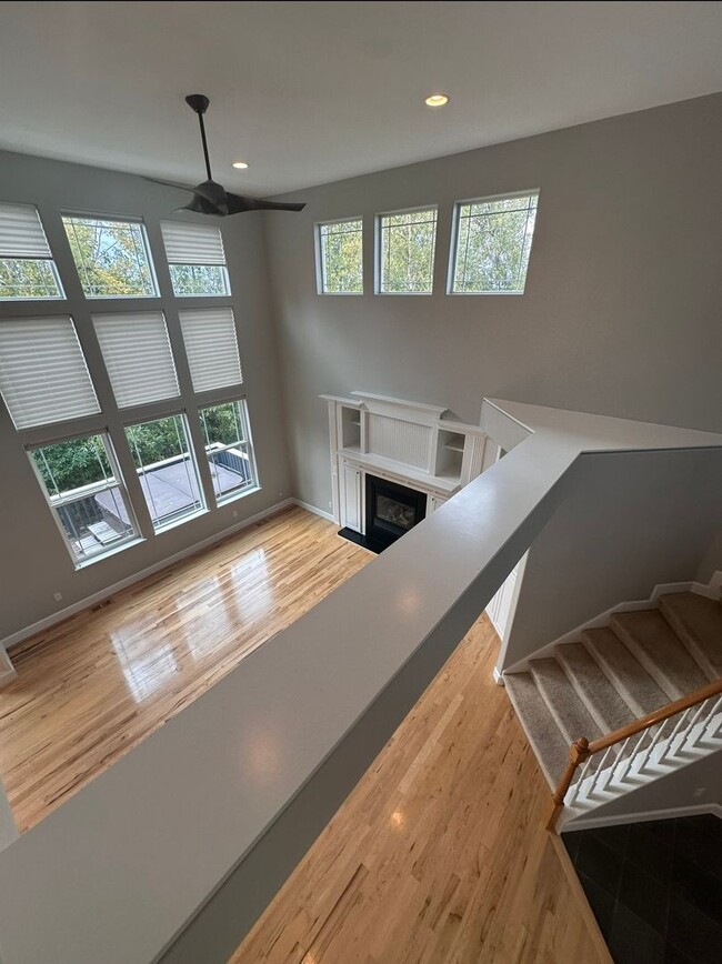 Building Photo - Stunning 3 level home with beautiful views
