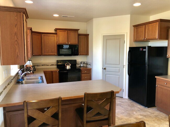 Building Photo - 61489 SE Luna Pl