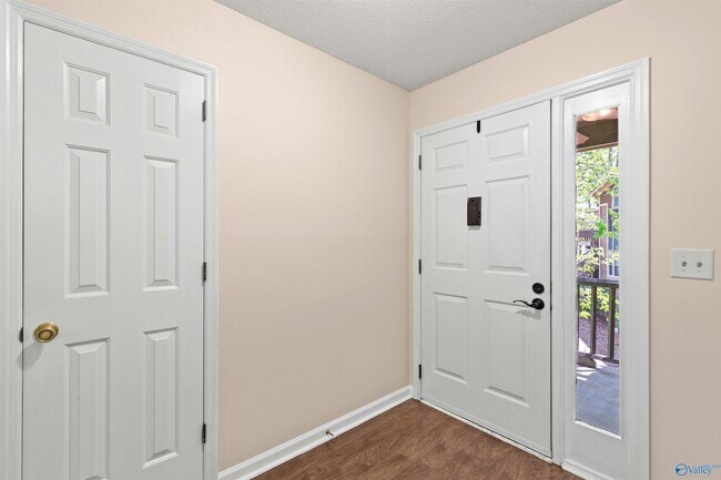 Building Photo - 2058 Woodlawn Dr SW