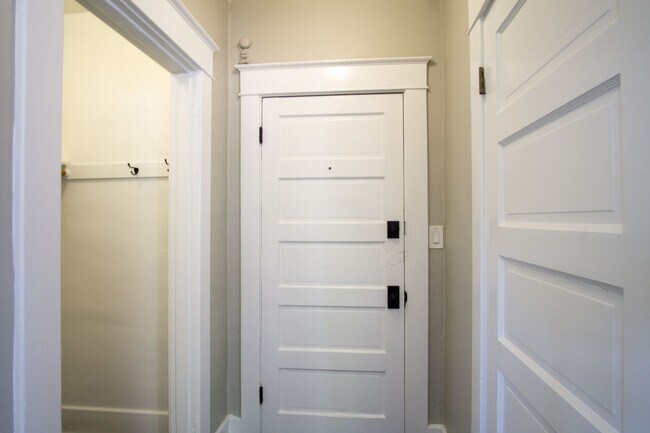 Building Photo - Studio w/Vintage Touches, Modern Upgrades + FREE LAUNDRY!