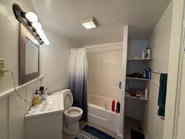 Building Photo - $2,800 | 4 Bedroom, 2 Bathroom House | NO ...