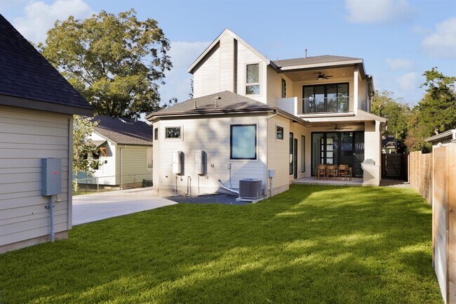 Building Photo - 603 E 47th St