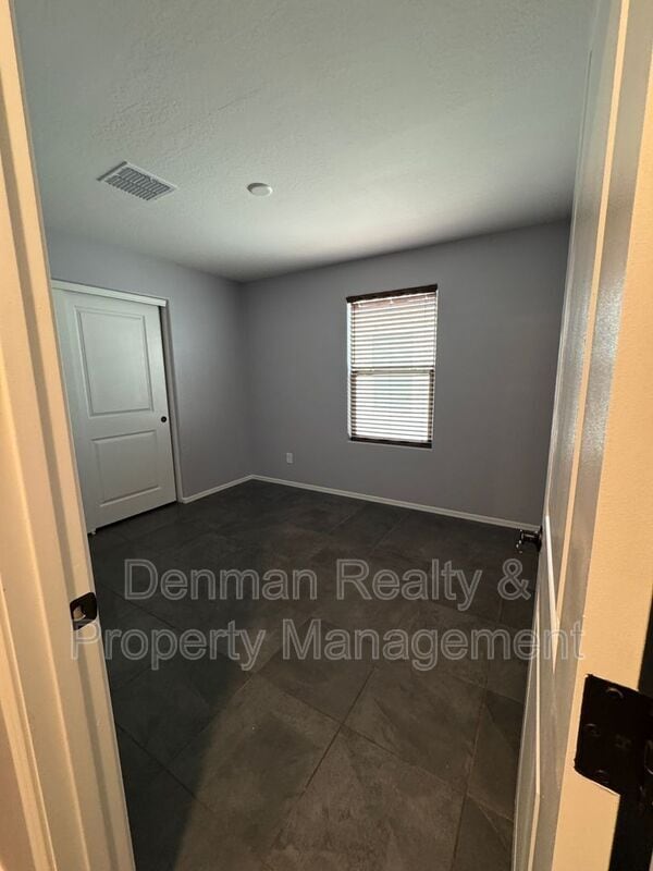 Building Photo - 1633 W Pinkley Ct