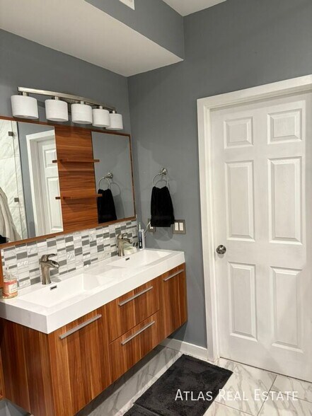 Building Photo - 6001 S Yosemite St