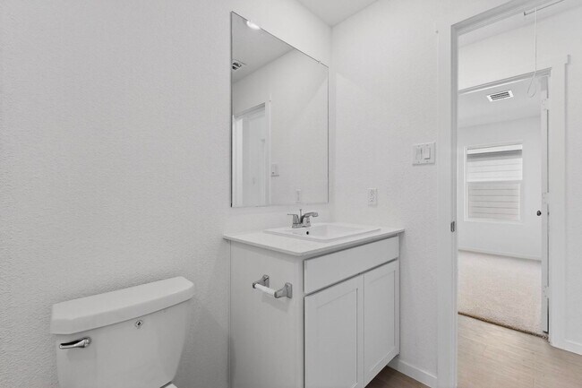 Building Photo - 3 Bedroom, 2 Bath Single-Story Lennar Home in Eastland Community