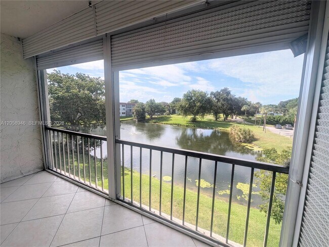 Building Photo - 820 S Hollybrook Dr