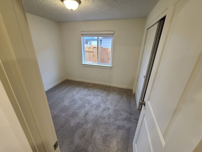 Building Photo - Single Level 3 Bed/2 Bath in NW Redmond - Upas Avenue