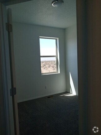 Building Photo - EZEE Commute to Los Alamos or Santa Fe