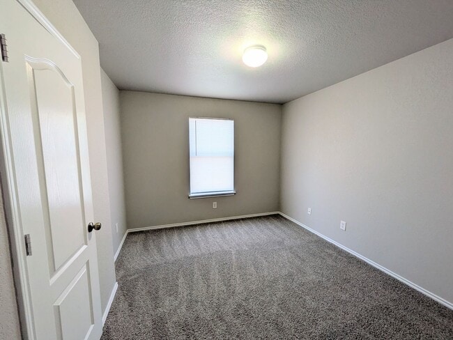 Building Photo - Very Nice 4 Bedroom Home In Convenient Northwest Location!