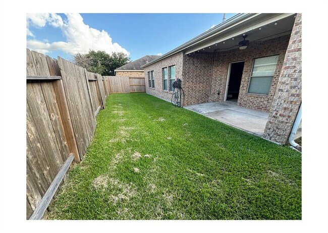 Building Photo - 15518 Huddleston Dr