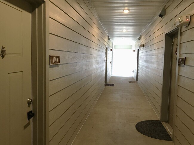 Building Photo - Charming ground-level 1 bed / 1 bath condo...