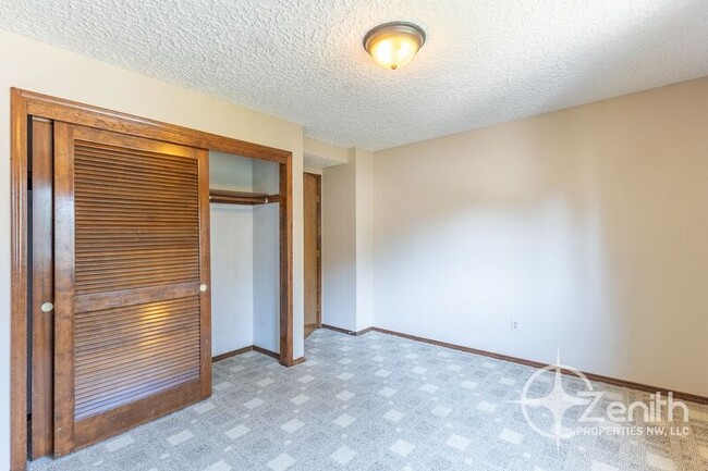 Building Photo - 9313 NE 81st Ave