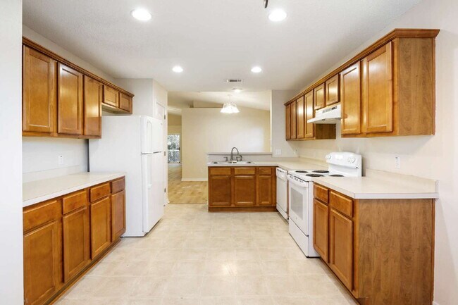 Building Photo - 4 bedroom 2 bathroom home in SW Pensacola ...