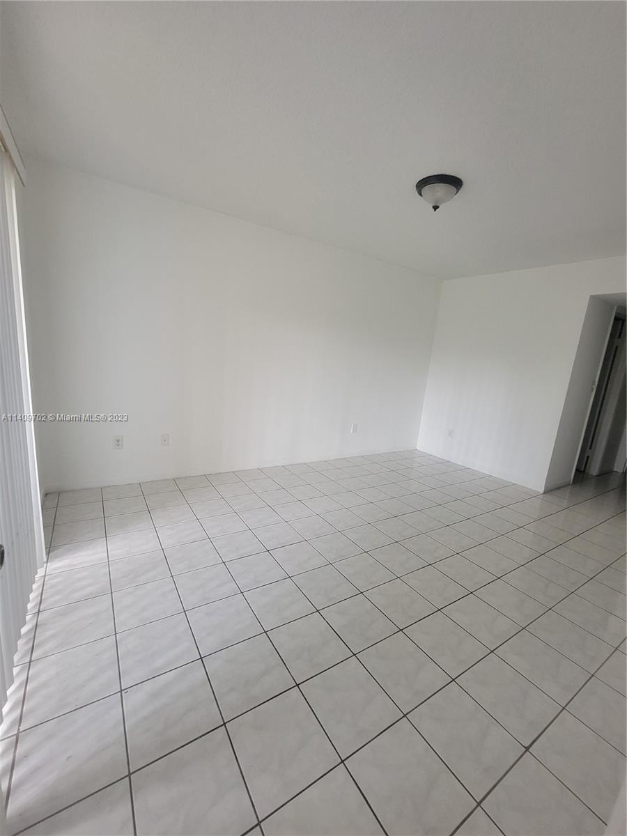 MASTER BED - 1120 N Franklin Ave