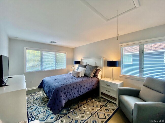 Building Photo - 131 6th St