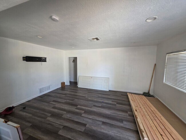 Building Photo - 1225 Castaic Ave