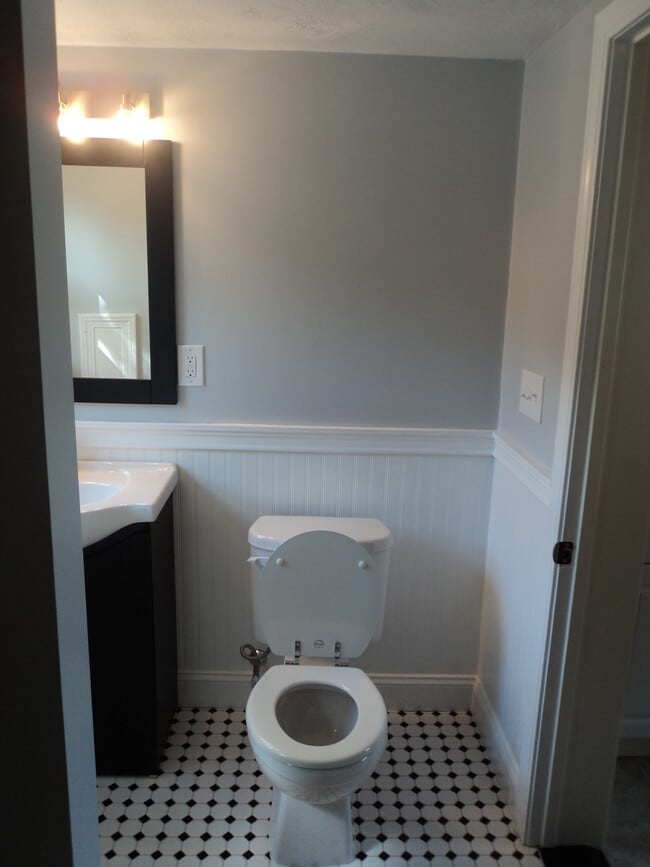 Building Photo - 25 Common St