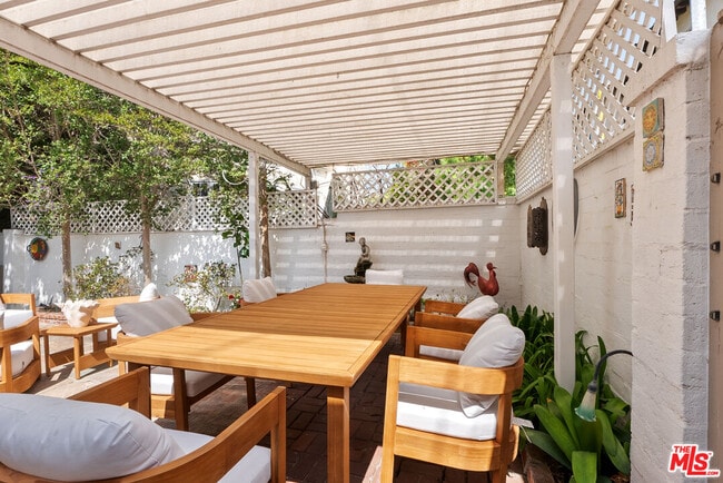 Building Photo - 864 Wellesley Ave