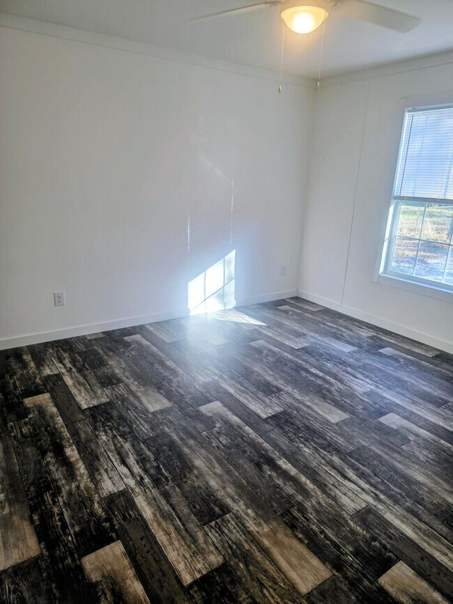 Building Photo - New 3 bedroom 2 Bathroom Home