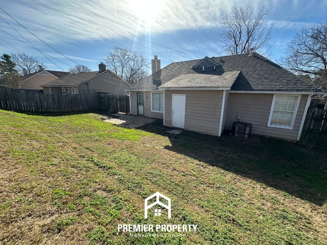 Building Photo - Cozy 3-Bedroom Memphis Rental with Brick Fireplace, High Ceilings & Fenced Yard