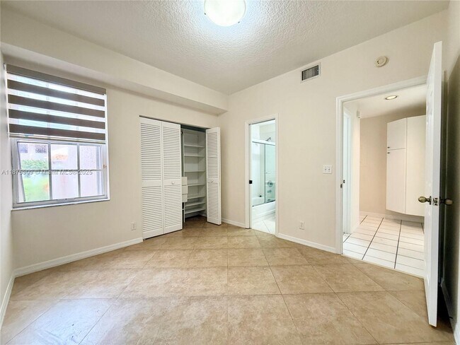 Building Photo - 8658 Vía Reale